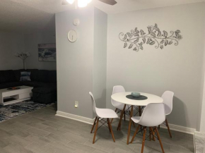 Modern 3bad2bath condo, ground floor, with backyard and shared heated pool, 1 min to food , shopping plaza and 10 min to Siesta Beach
